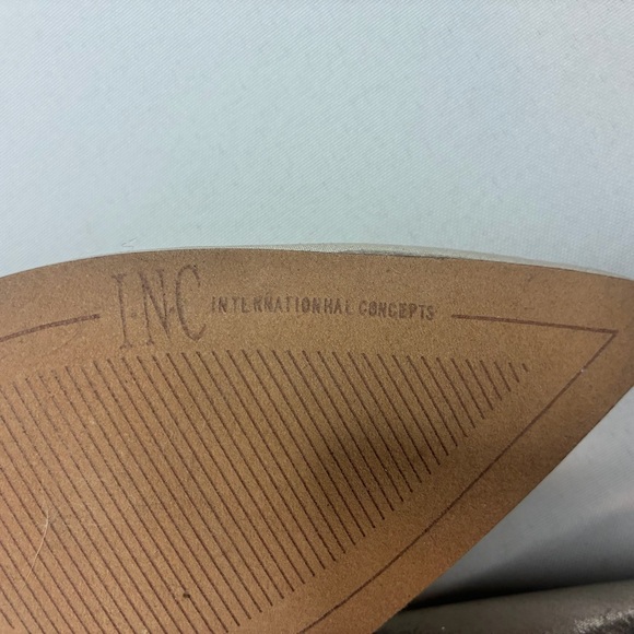 INC International Concepts Gold Metallic Floral Heels Women’s Size 8 - Picture 12 of 16